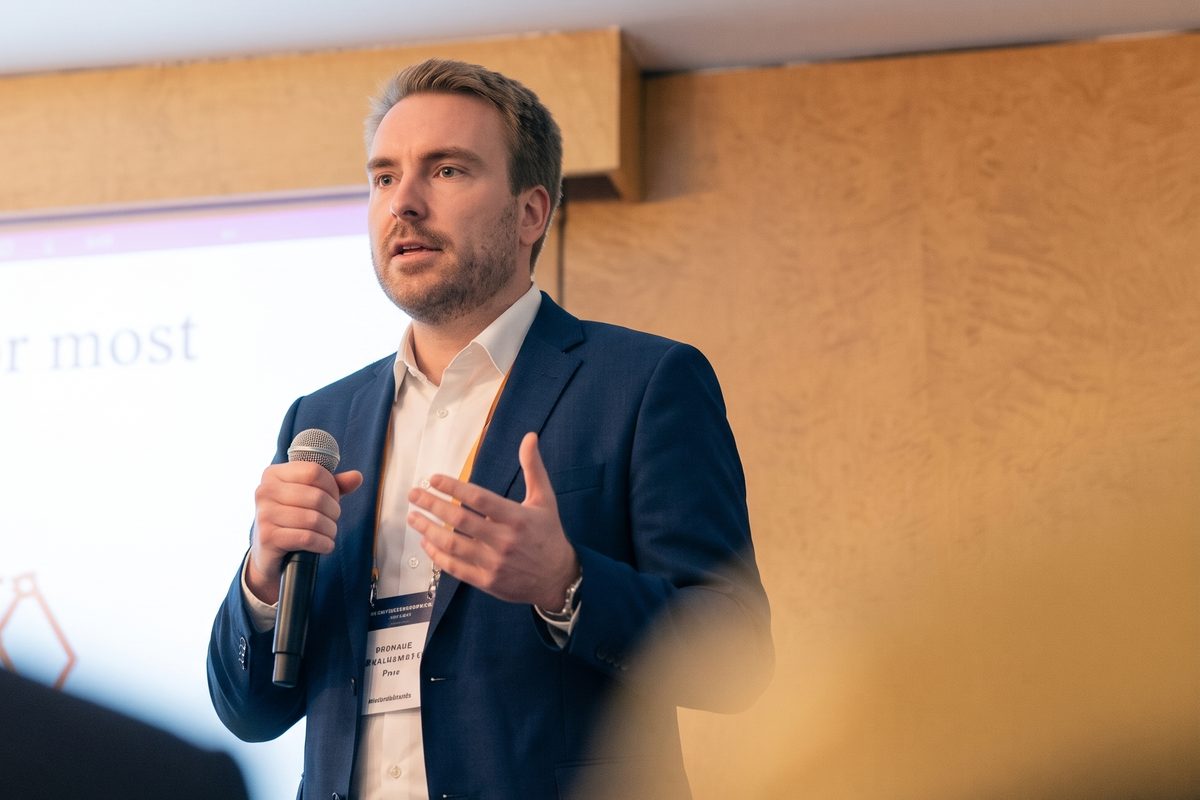 Marius Pfeiffer bei einem Vortrag mit Mikrofon